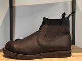 un gros plan sur une paire de bottes marron posées sur une étagère