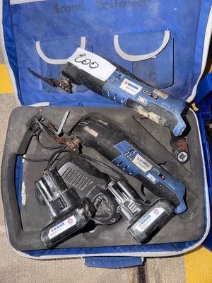 une valise bleue posée par terre, contenant des outils