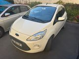 une voiture blanche garée à côté d'une voiture argentée sur un parking