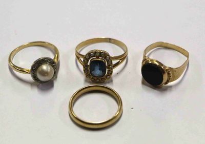 trois bagues et une bague ornée d'une perle