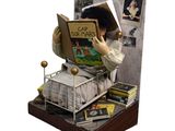 une figurine représentant une femme en train de lire un livre, posée sur un lit
