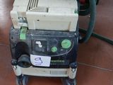 une machine posée sur le sol du garage