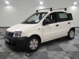 une petite camionnette blanche garée sur un sol à damier