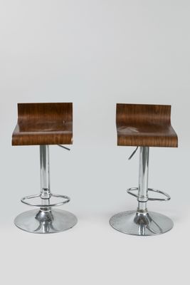 lot de deux tabourets de bar en bois et chrome, avec piètement chromé