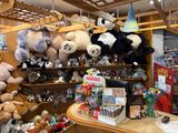 de nombreuses peluches sur les étagères du magasin