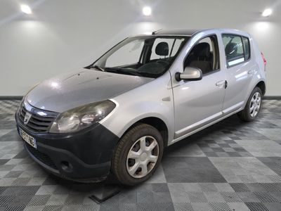 la photo d'une voiture argentée garée dans un garage