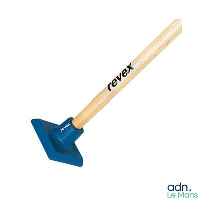 un gros plan d'une pelle bleue avec un manche en bois