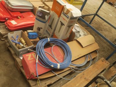 un tas de matériel électrique divers posé sur une palette