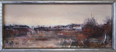 une peinture à l'huile représentant un paysage, dans un cadre argenté, accrochée au mur