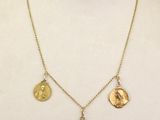une femme portant un collier en or orné de trois pièces d'or