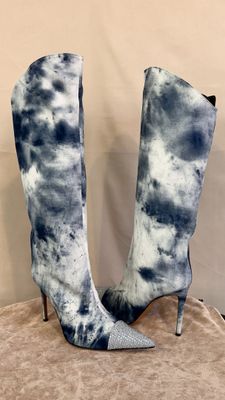 un gros plan sur une paire de bottes à talons hauts bleues et blanches