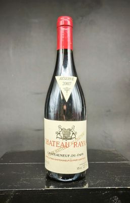 une bouteille de vin posée sur une table