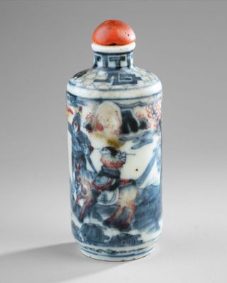 un vase bleu et blanc avec un couvercle rouge