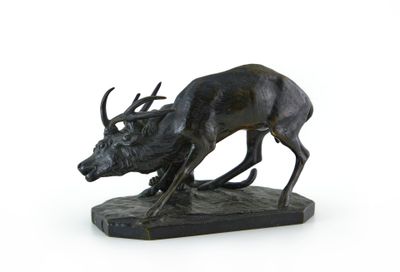 statue représentant un cerf et une antilope, posée sur un socle, sur fond blanc