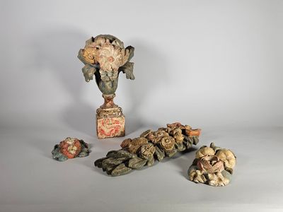Lot d'éléments décoratifs en bois sculpté d'un vase fleuri et de fleur - Photo 1