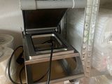 une étagère métallique sur laquelle est posé un ordinateur portable