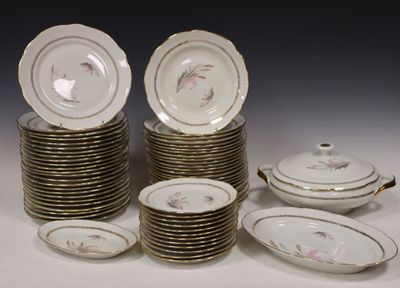 Porcelaine de Sologne. Partie de service en porcelaine à déc…