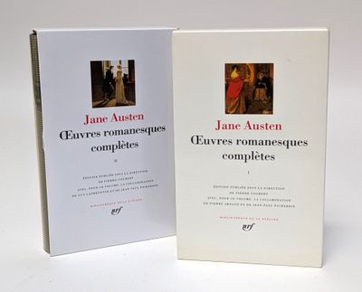 les deux livres sont posés sur une surface blanche