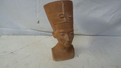 une image représentant une statue de femme portant un chapeau sur la tête