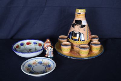 une photo représentant un vase et des bols posés sur une table