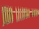 une longue rangée de tiges de bambou sur fond rouge