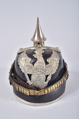 casque argenté et noir orné d'un aigle sur le dessus