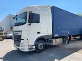 un camion semi-remorque garé dans un parking