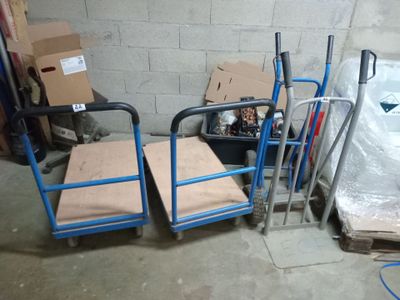 de nombreux cartons et un chariot dans une pièce