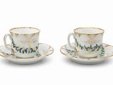 deux tasses et soucoupes ornées de motifs floraux