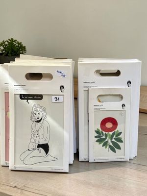 deux boîtes ornées de dessins, posées sur une table