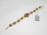 Gros plan sur un bracelet portant une étiquette