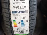 On voit un pneu de voiture sur lequel est apposée une étiquette de prix.