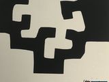 une image en noir et blanc représentant une croix découpée dans du papier