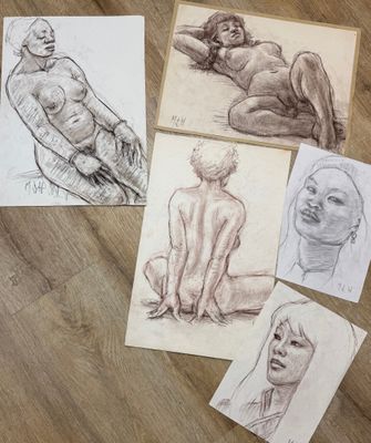 quelques dessins représentant une femme et un homme assis sur un plancher en bois