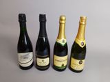 trois bouteilles de vin sont alignées sur une table