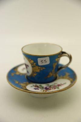 une tasse à thé et une soucoupe sur lesquelles figure un numéro