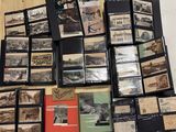une pile de vieilles cartes postales par terre