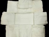 une pile de serviettes blanches empilées les unes sur les autres