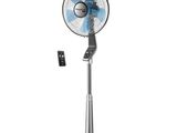 un ventilateur sur pied en métal avec télécommande, sur fond blanc