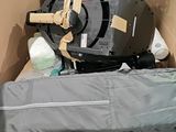 une boîte en carton contenant un certain nombre d'objets