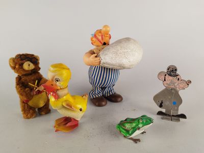 un petit ensemble de figurines représentant des personnages et des animaux