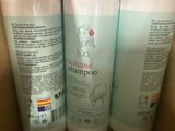 trois bouteilles de shampoing empilées les unes sur les autres