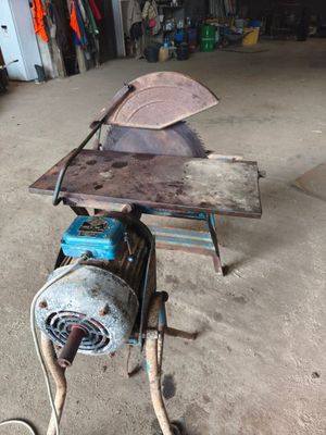 une petite machine qui se trouve dans un garage