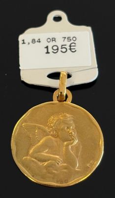 un gros plan d'une médaille d'or à laquelle est attachée une étiquette