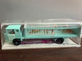 un camion miniature dans une boîte transparente