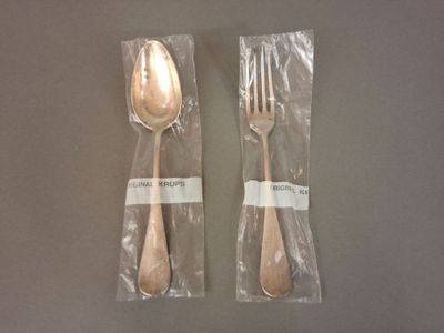 deux cuillères et une fourchette emballées dans du plastique