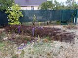 une clôture ornée de rubans violets