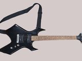 une guitare électrique à laquelle est accrochée une sangle au niveau du manche