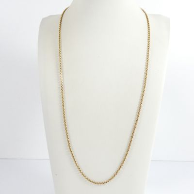 un collier à chaîne en or sur un mannequin mannequin mannequin mannequin mannequin mannequin mannequin mannequin mannequin mannequin
