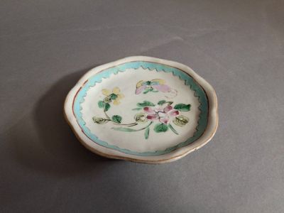 un petit bol orné de fleurs, posé sur une table